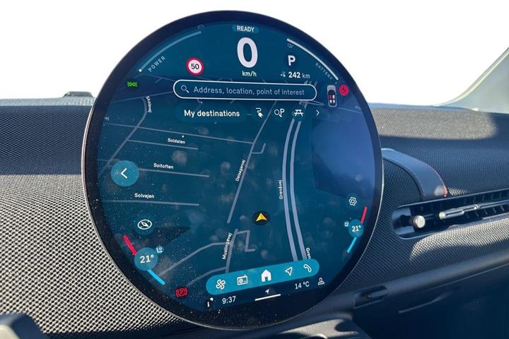 Blå Mini Cooper E fra 2024