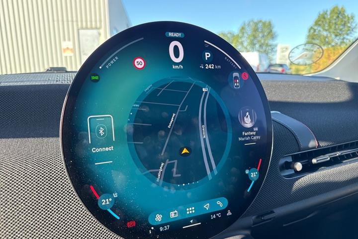 Blå Mini Cooper E fra 2024