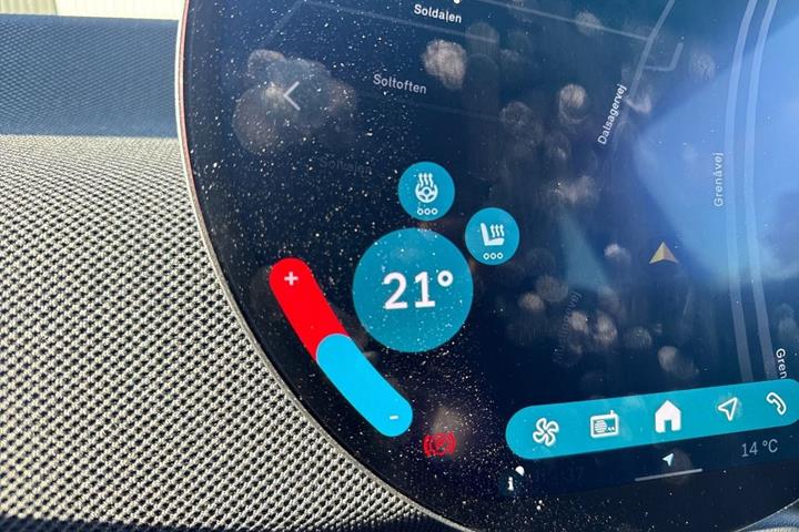 Blå Mini Cooper E fra 2024