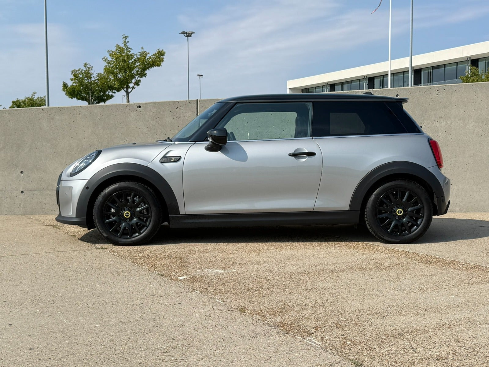 Sølv Mini Cooper SE fra 2023