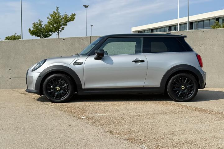 Sølv Mini Cooper SE fra 2023
