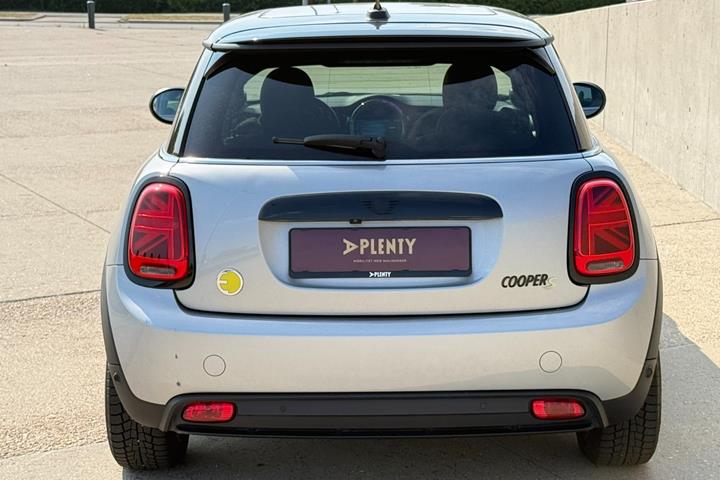 Sølv Mini Cooper SE fra 2023