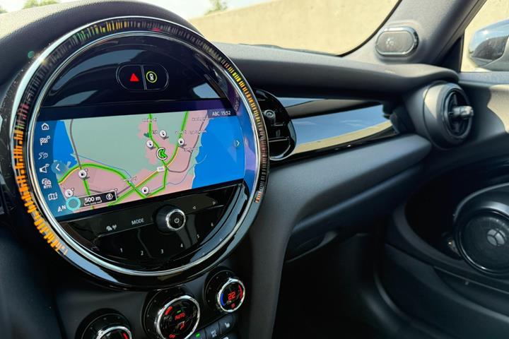 Sølv Mini Cooper SE fra 2023