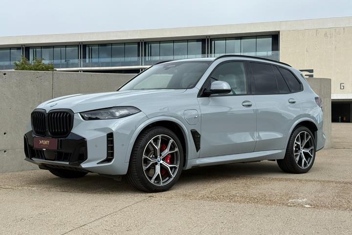 Grå BMW X5 fra 2024