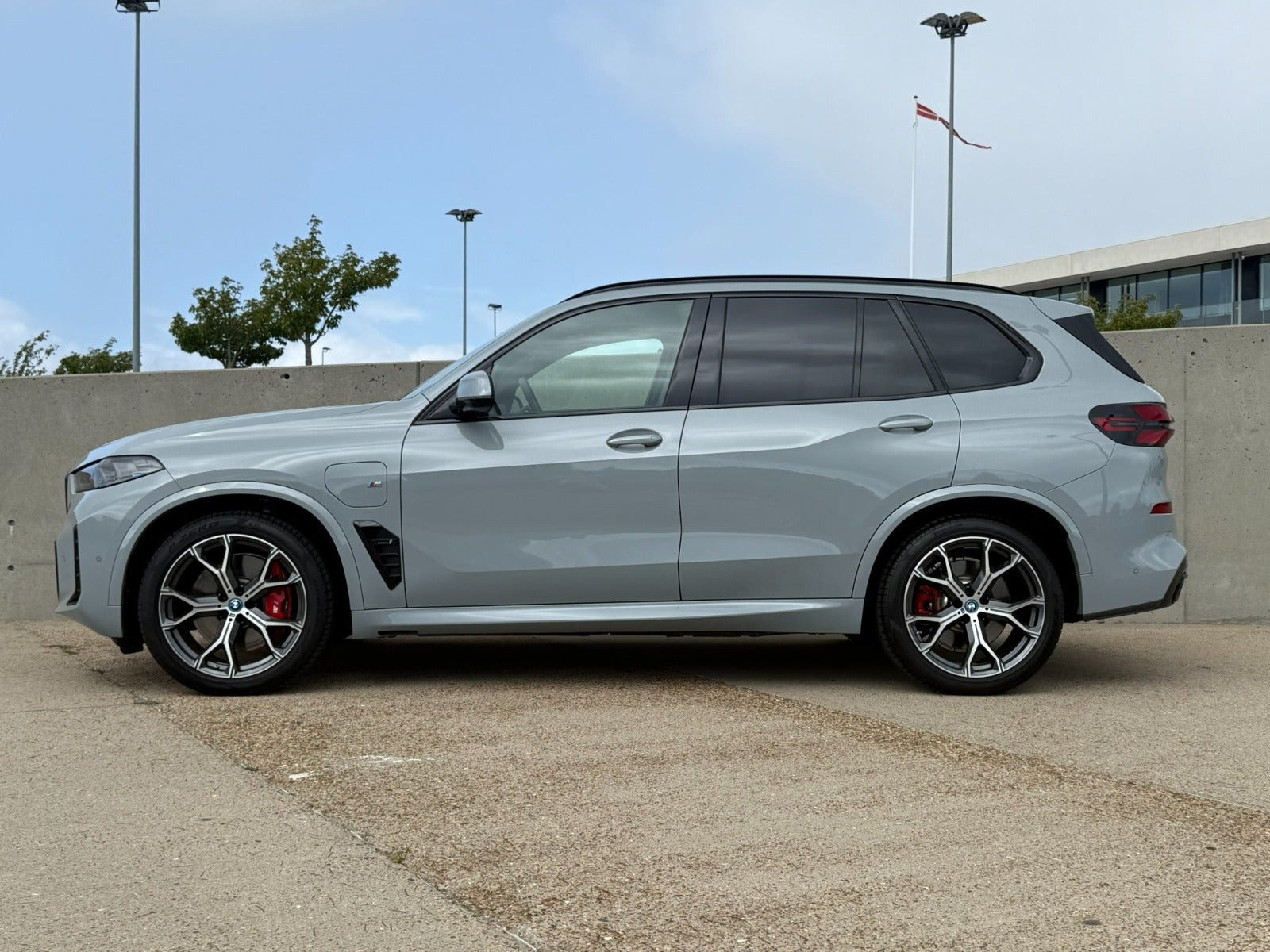 Grå BMW X5 fra 2024