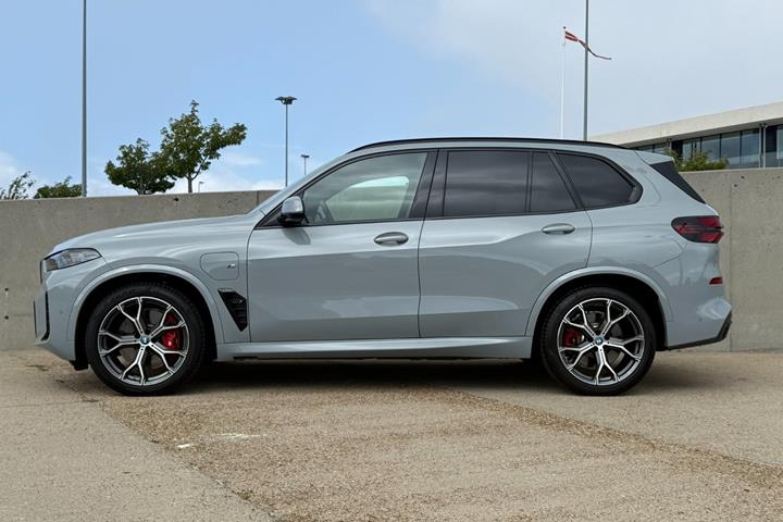 Grå BMW X5 fra 2024