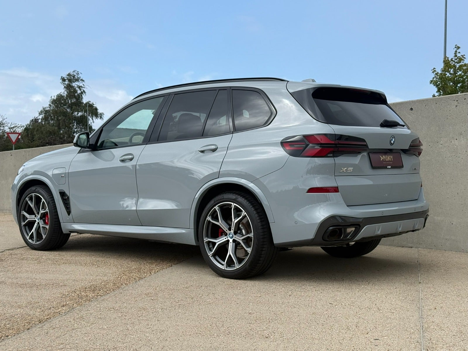 Grå BMW X5 fra 2024