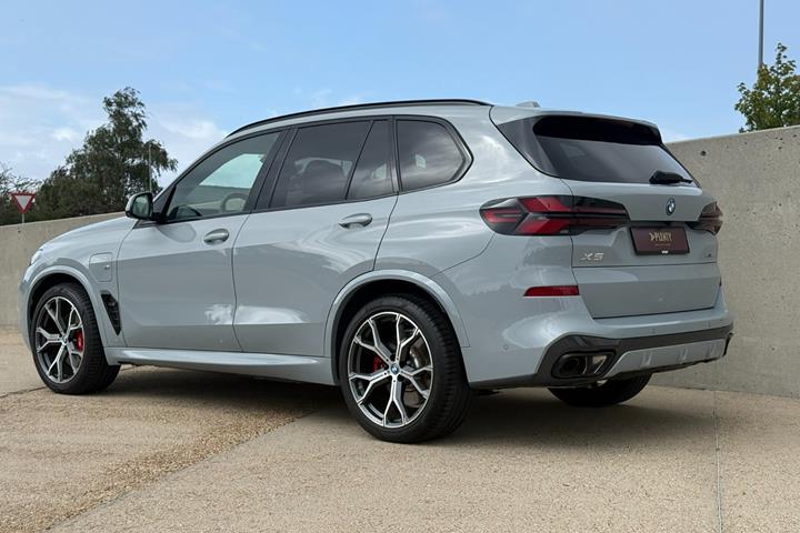 Grå BMW X5 fra 2024