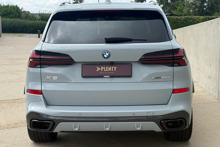 Grå BMW X5 fra 2024