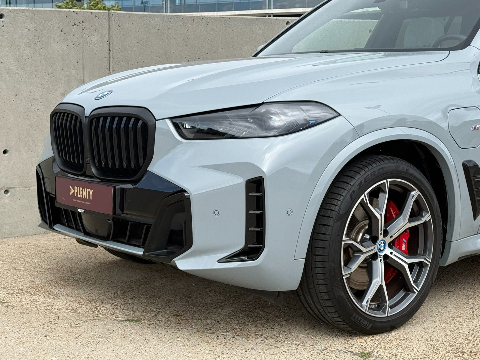 Grå BMW X5 fra 2024