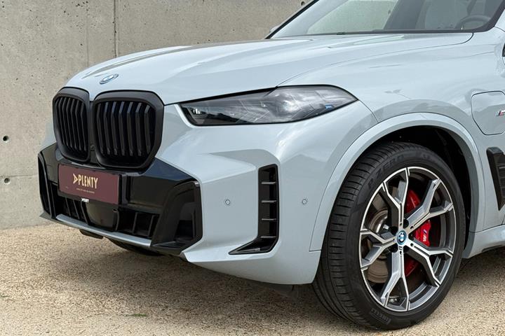 Grå BMW X5 fra 2024