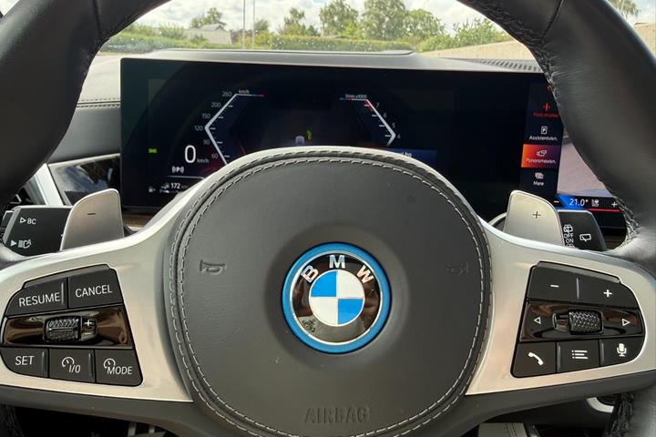 Grå BMW X5 fra 2024