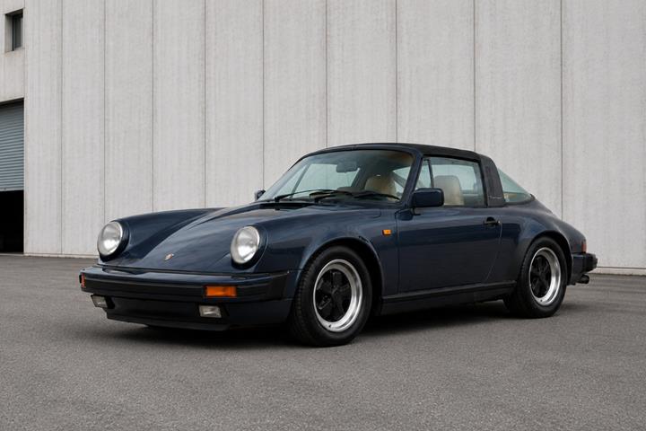 Blå Porsche 911 fra 1986