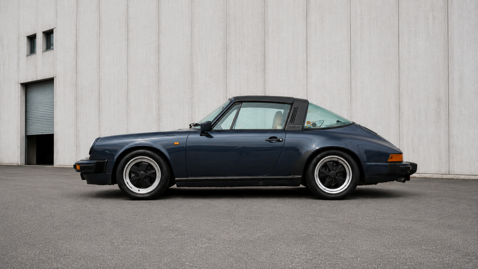 Blå Porsche 911 fra 1986