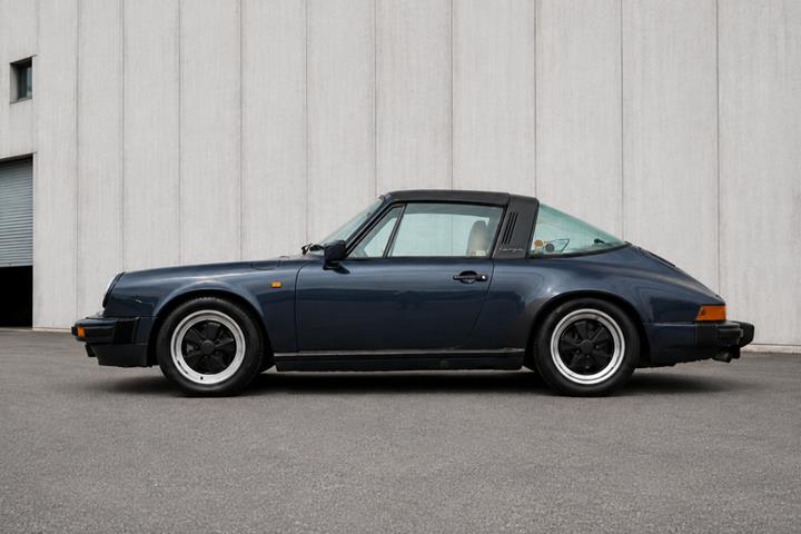 Blå Porsche 911 fra 1986
