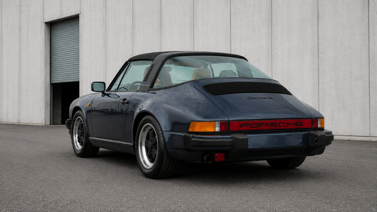 Blå Porsche 911 fra 1986