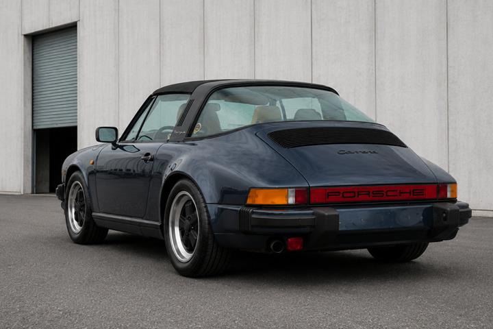 Blå Porsche 911 fra 1986