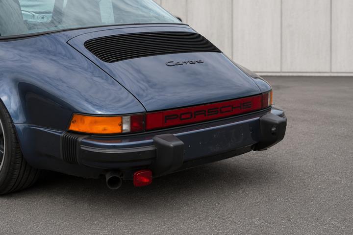 Blå Porsche 911 fra 1986