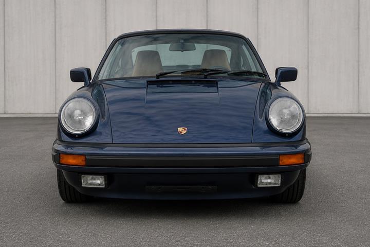 Blå Porsche 911 fra 1986