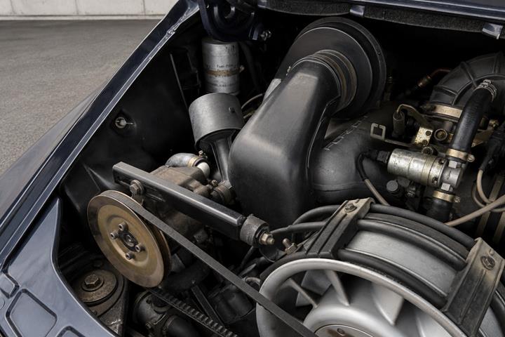 Blå Porsche 911 fra 1986