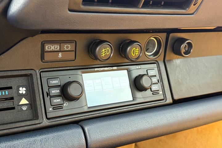 Blå Porsche 911 fra 1986