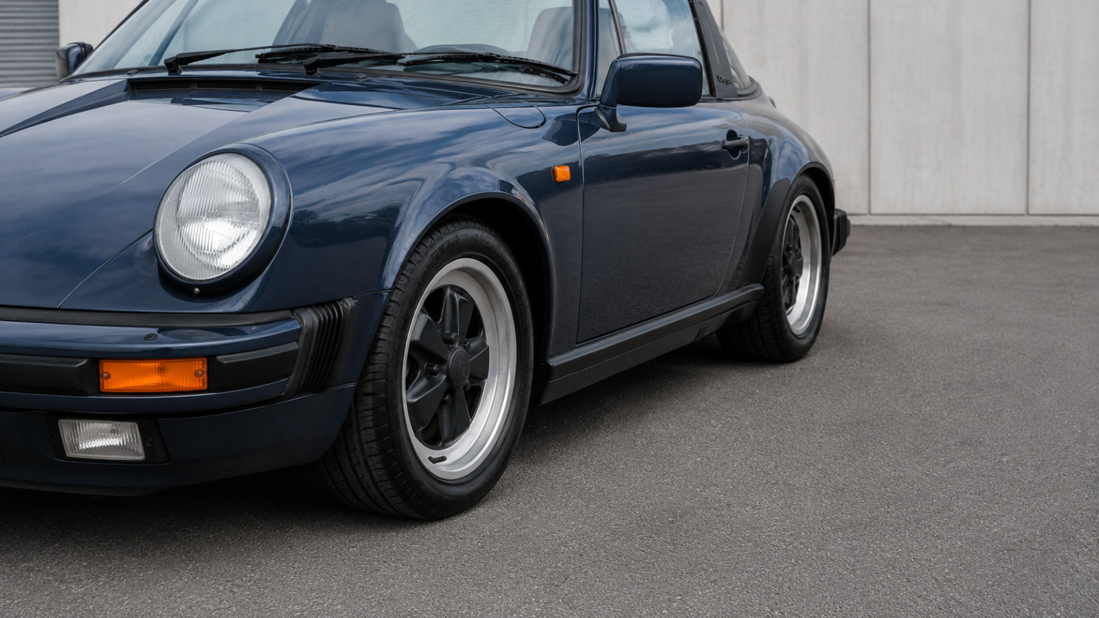 Blå Porsche 911 fra 1986