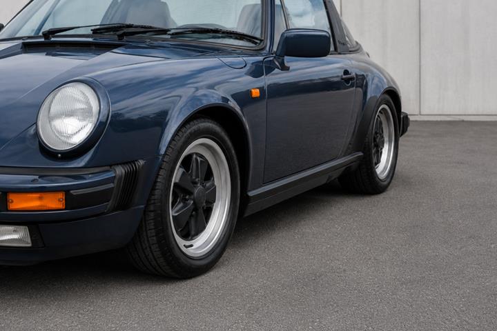 Blå Porsche 911 fra 1986