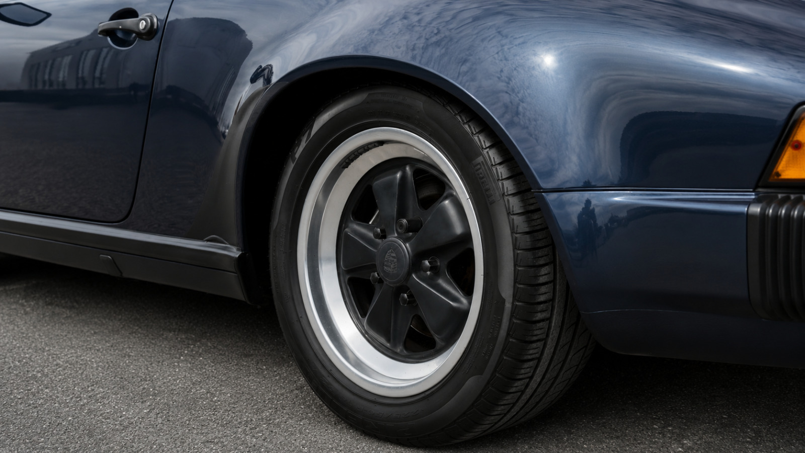 Blå Porsche 911 fra 1986