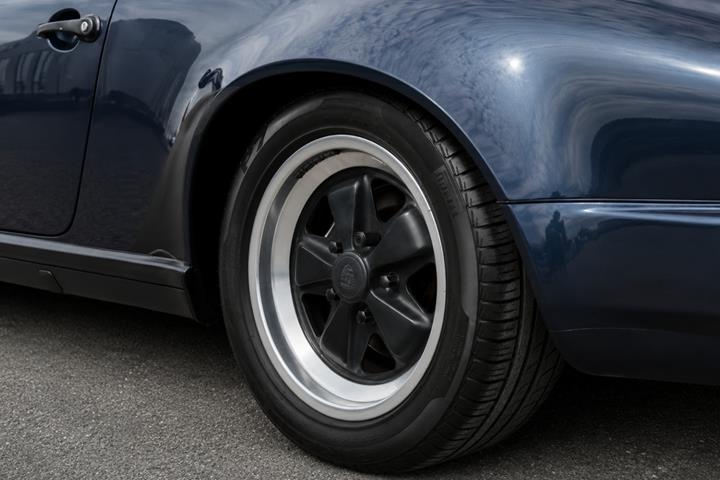 Blå Porsche 911 fra 1986