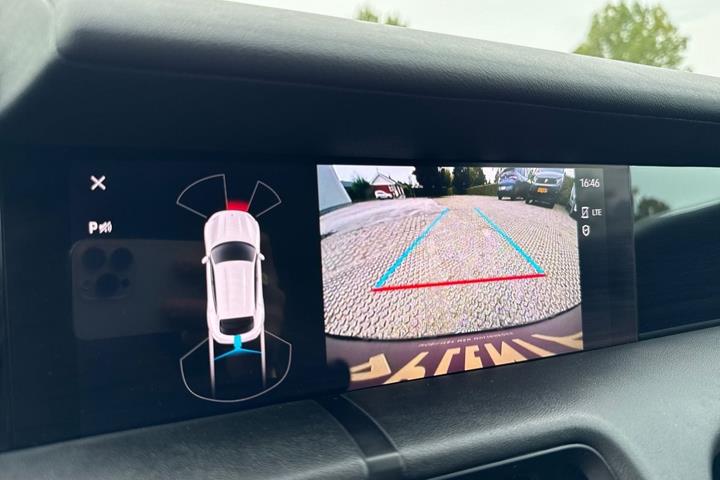 Sort Porsche Taycan 4 fra 2022