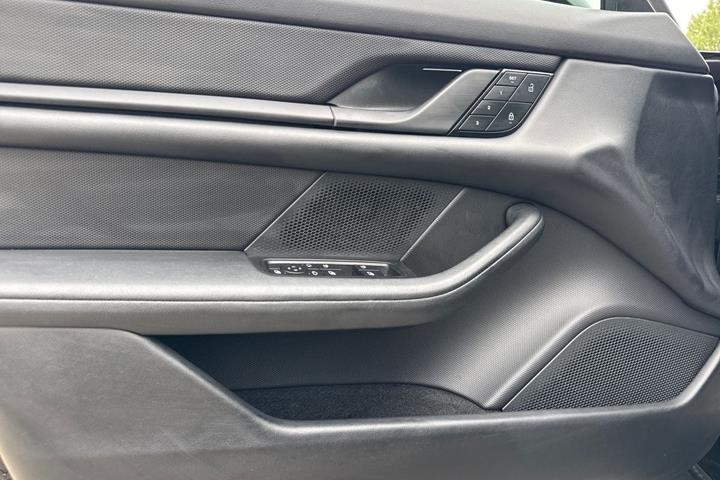 Sort Porsche Taycan 4 fra 2022