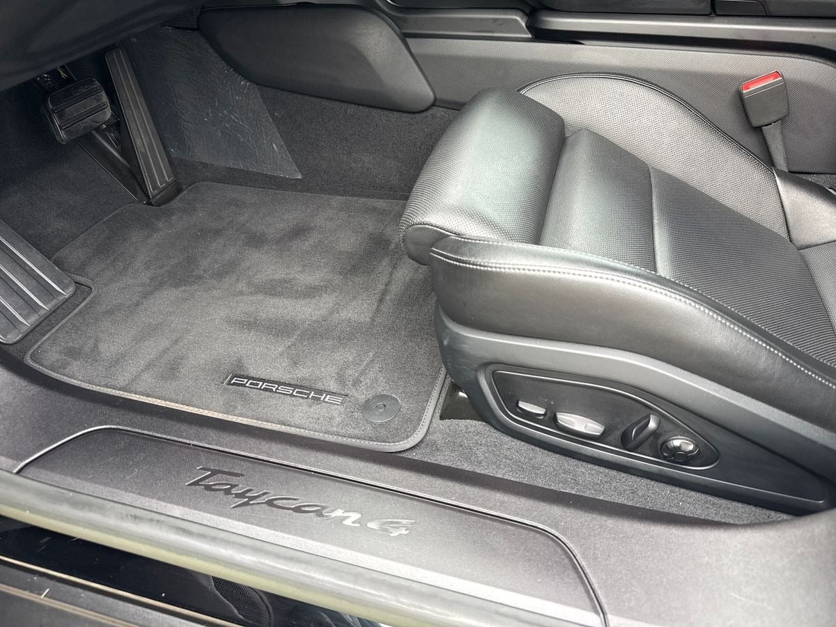 Sort Porsche Taycan 4 fra 2022