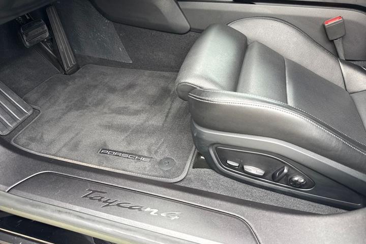 Sort Porsche Taycan 4 fra 2022