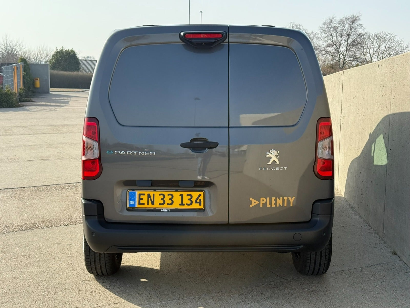 Grå Peugeot e-Partner fra 2025