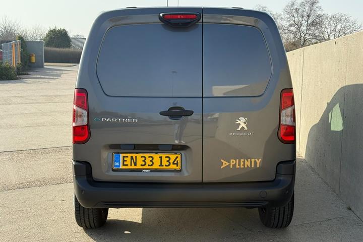 Grå Peugeot e-Partner fra 2025