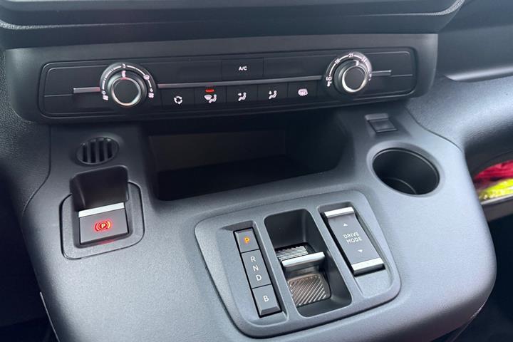 Grå Peugeot e-Partner fra 2025