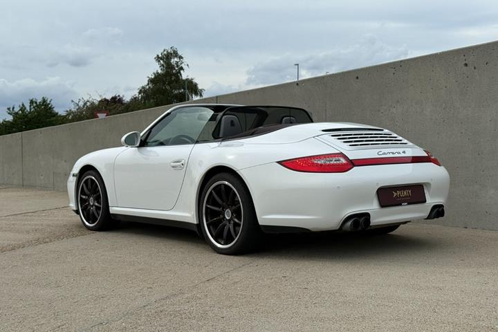 undefined Porsche 911 Carrera 4 fra 2009 set udefra