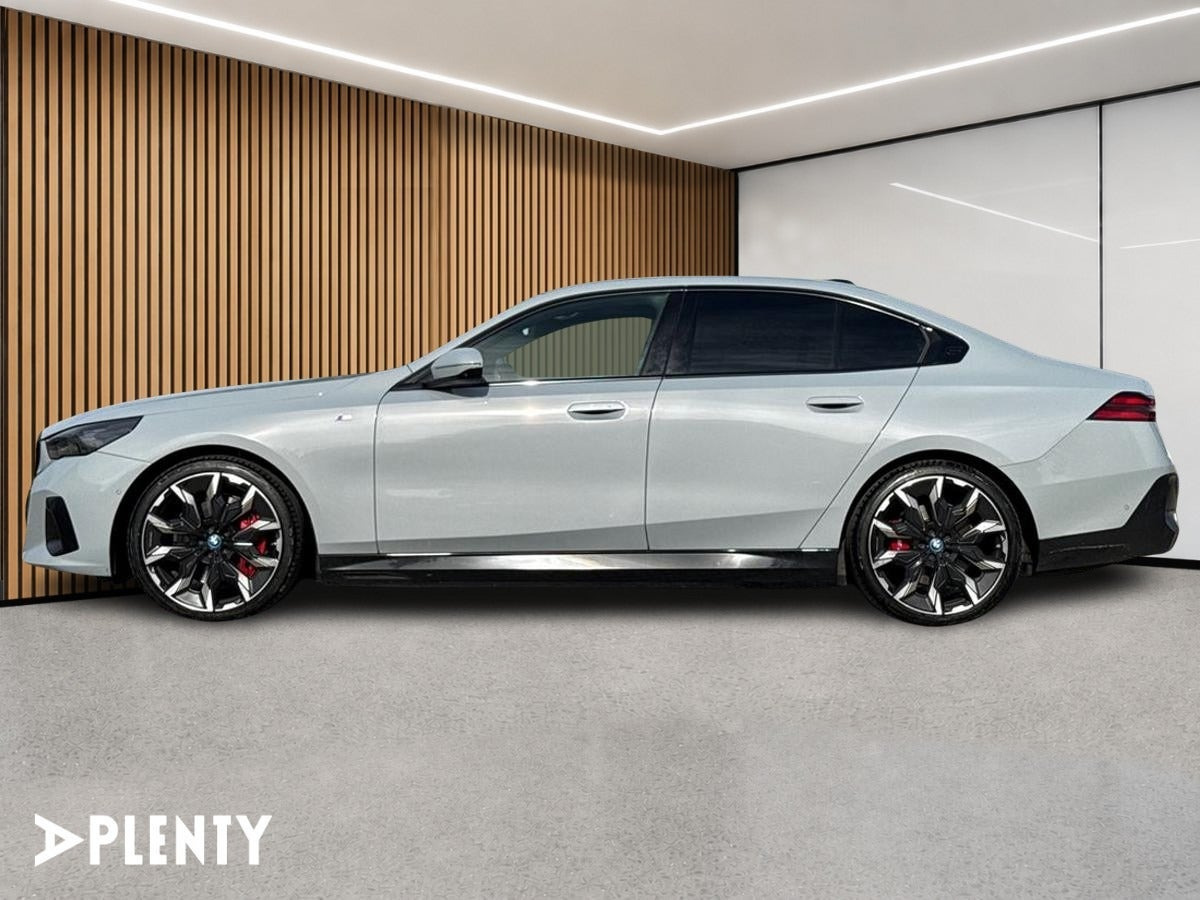 Grå BMW i5 fra 2024