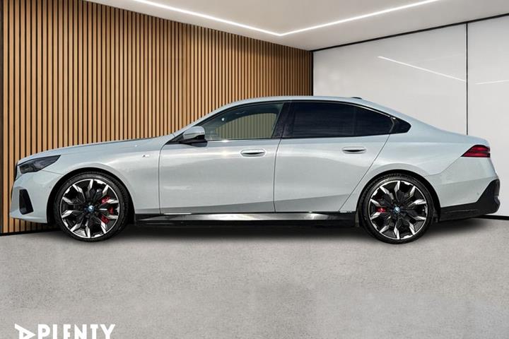 Grå BMW i5 fra 2024