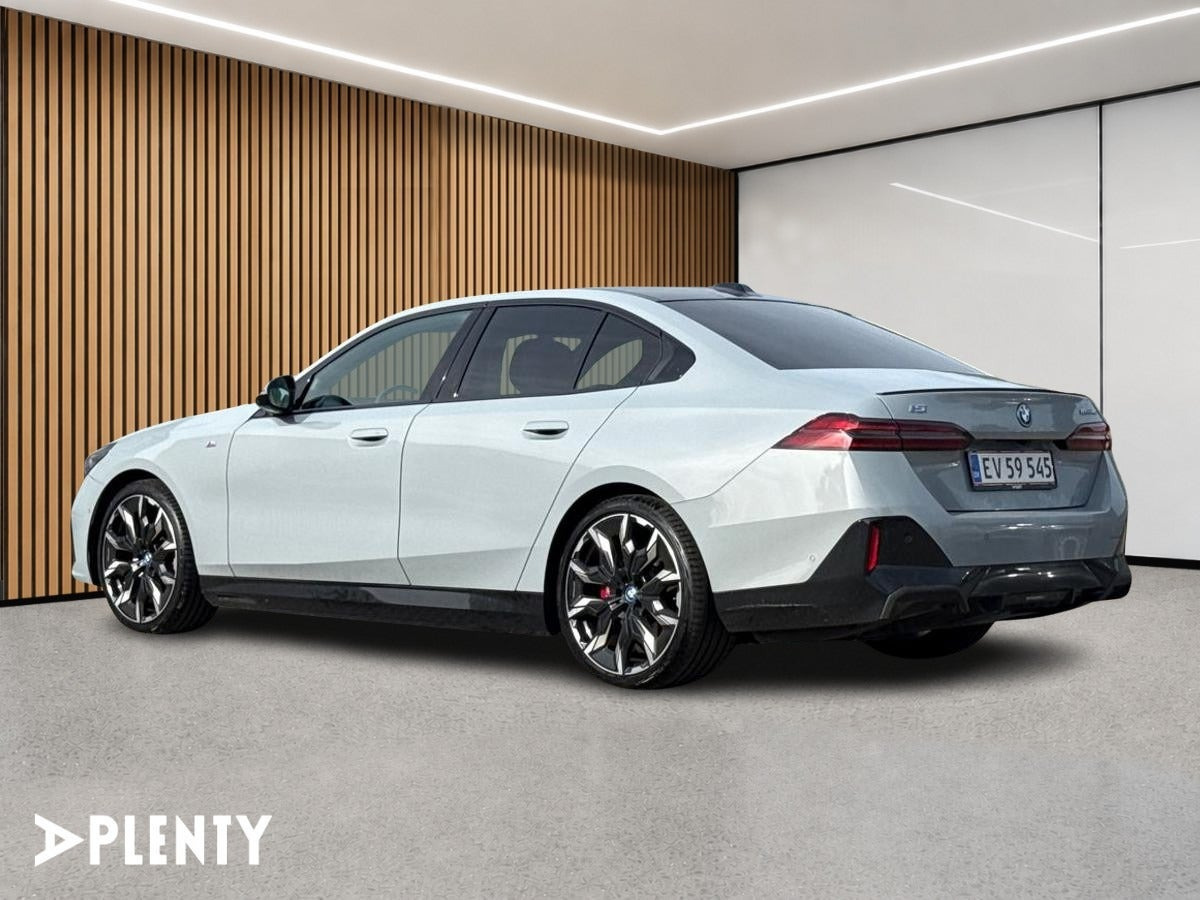 Grå BMW i5 fra 2024