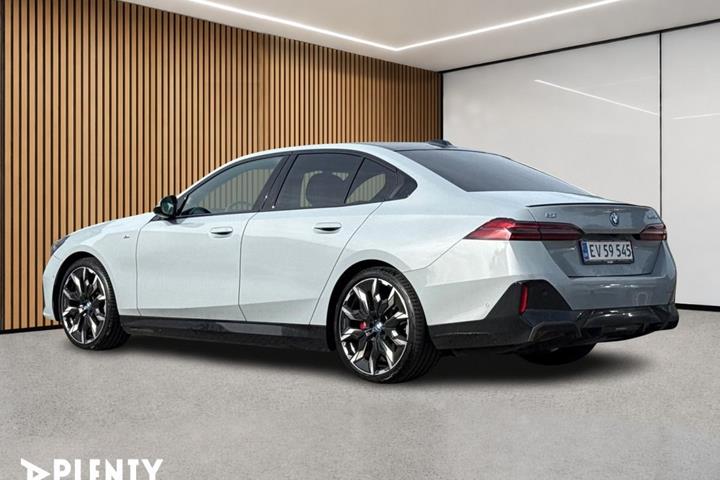 Grå BMW i5 fra 2024