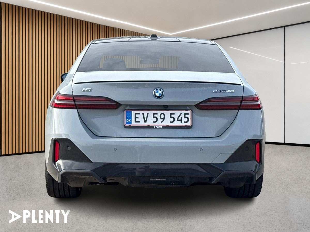 Grå BMW i5 fra 2024