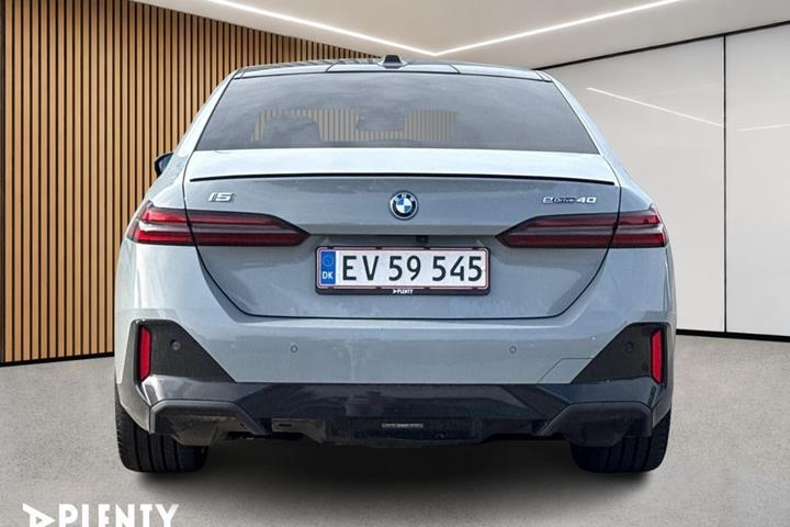 Grå BMW i5 fra 2024