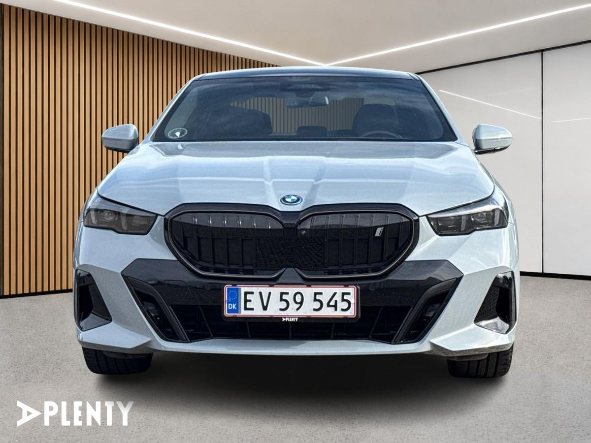 Grå BMW i5 fra 2024