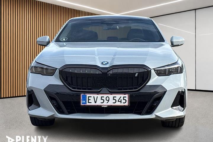 Grå BMW i5 fra 2024