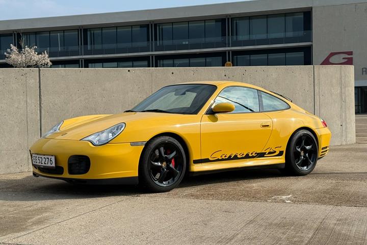 Gul Porsche 911 Carrera 4S fra 2004