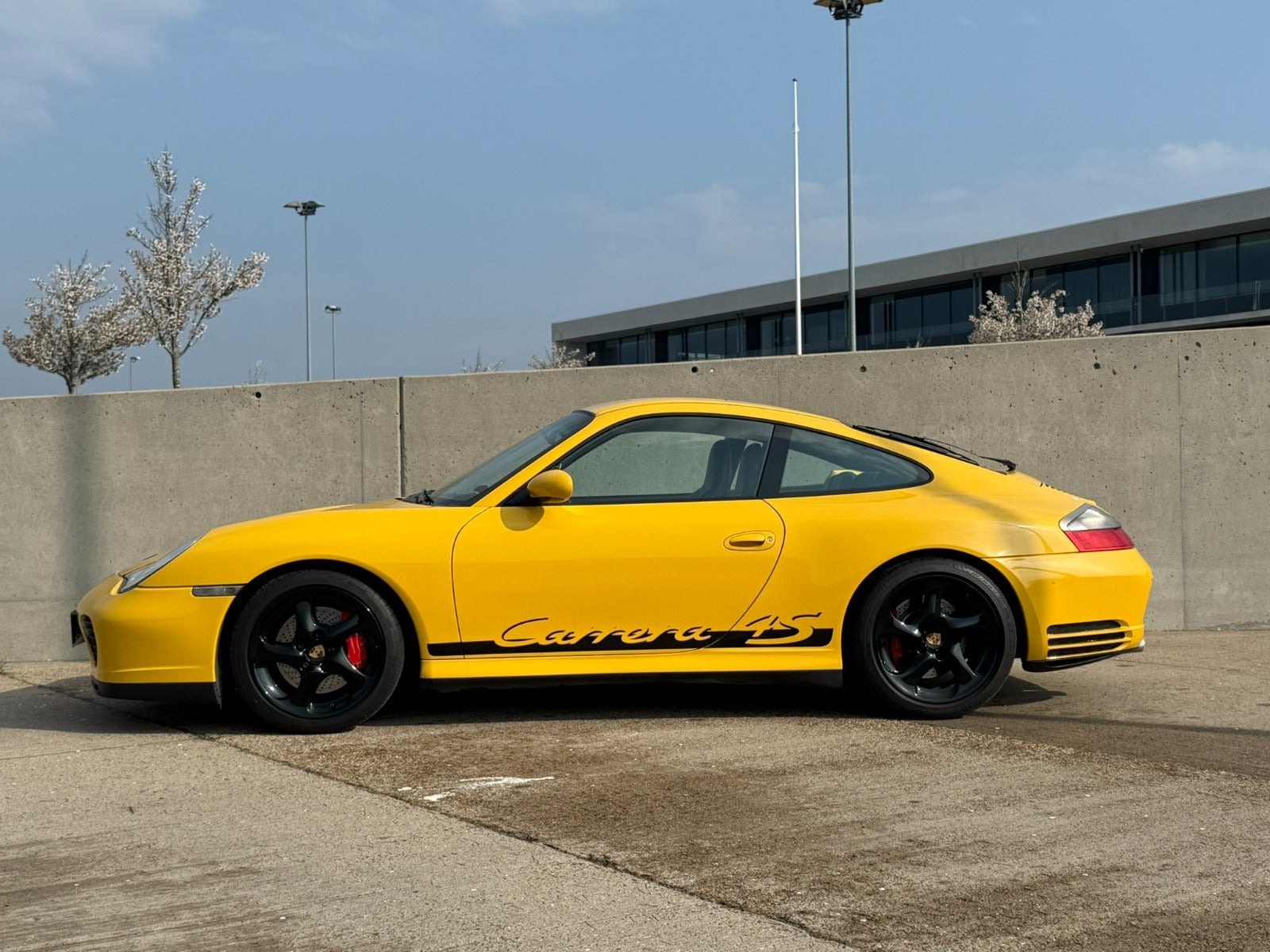 Gul Porsche 911 Carrera 4S fra 2004