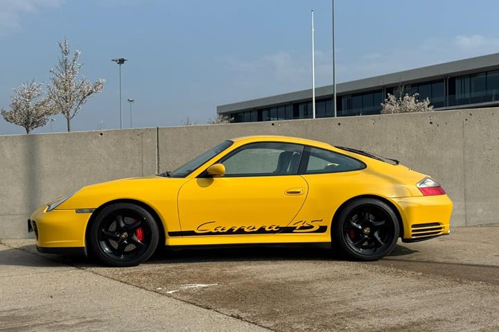 Gul Porsche 911 Carrera 4S fra 2004