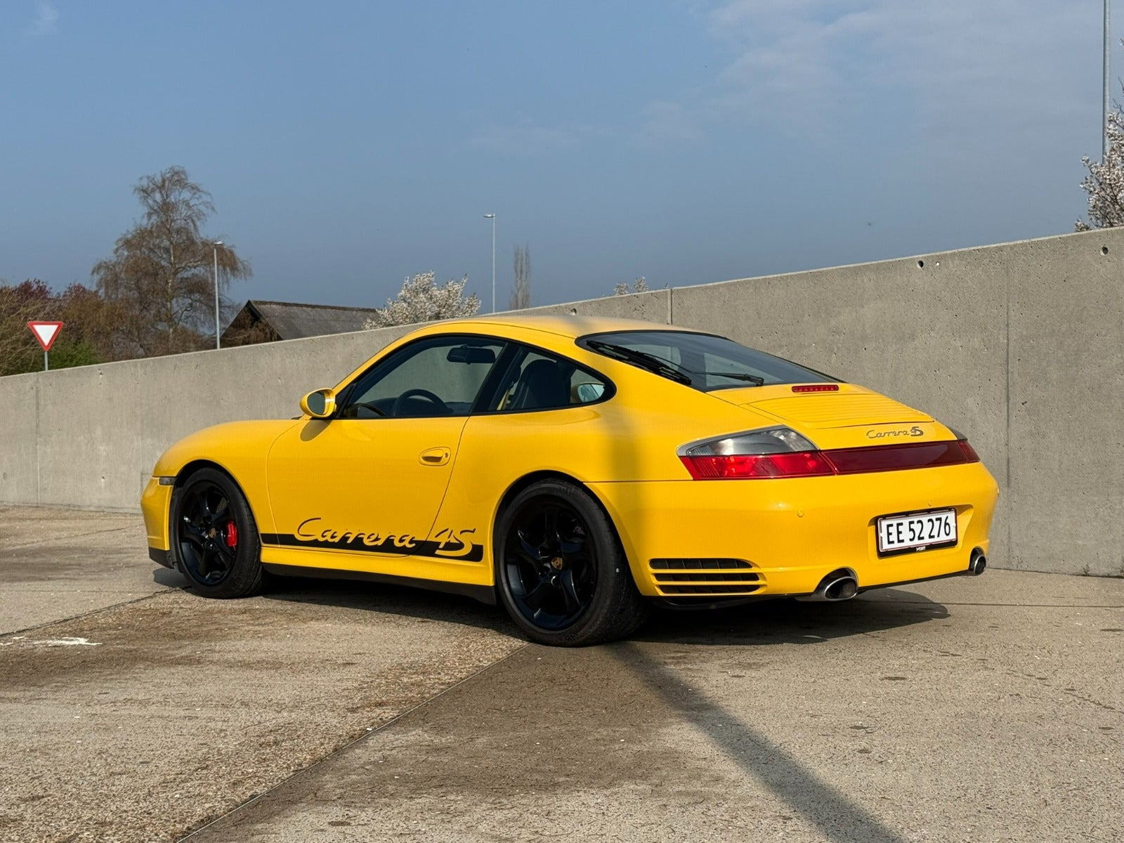 Gul Porsche 911 Carrera 4S fra 2004