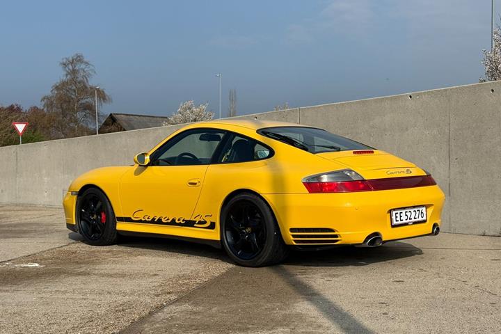 Gul Porsche 911 Carrera 4S fra 2004